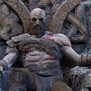 Puede incluir: Estatua detallada de una figura calva y barbuda con una marca roja en la cabeza, sentada en un trono de piedra. La figura es musculosa y lleva armadura. El trono tiene intrincadas tallas y el logotipo de God of War es visible.