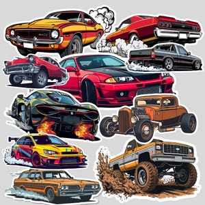 Puede incluir: Una colección de pegatinas de coches coloridas con varios vehículos clásicos y modernos. Las pegatinas muestran muscle cars, coches deportivos y camiones en poses dinámicas con humo y llamas, ideal para entusiastas de los coches.