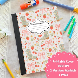 Puede incluir: Cuaderno de composición con una cubierta blanca con un patrón repetido de botas de vaquero, fresas, lazos y flores. La cubierta tiene un lomo negro y las palabras "COMPOSITION BOOK" en una etiqueta blanca. Lápices y una barra de pegamento en el fondo.