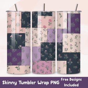 Könnte beinhalten: Drei schlanke Becher mit floralen Patchwork-Designs. Die Muster umfassen rosa, lila und marineblaue Blumenarrangements auf hellrosa Hintergrund. Jeder Becher hat einen silbernen Deckel und einen Strohhalm. Der Text "Skinny Tumbler Wrap PNG" und "Free Designs Included" steht unten.