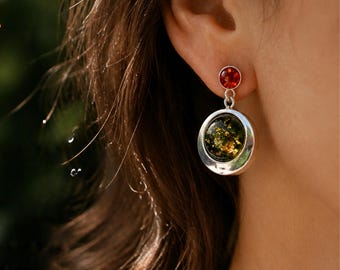 Pendientes de ámbar esférico verde y coñac en plata de ley: joyas de diseño elegante y moderno.