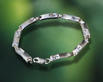 Elegante pulsera de plata de ley con circonitas cúbicas. Joyería moderna y sofisticada para regalar.