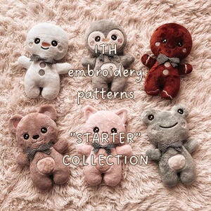 Könnte beinhalten: Sechs Plüschtiere in Form eines Schneemanns, Pinguins, Lebkuchenmanns, Bären, einer Katze und eines Frosches, jeweils mit einer schwarz-weiß karierten Fliege. Der Text "ITH embroidery patterns "STARTER" COLLECTION" ist über das Bild gelegt.