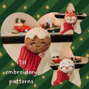 Può includere: Tre ornamenti rotondi in peluche con volti ricamati. Uno è un biscotto di pan di zenzero marrone con glassa bianca, uno è un pinguino rosa e uno è un pupazzo di neve bianco con il naso arancione. Il testo ITH embroidery patterns è visibile.