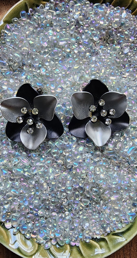 Vintage black and silver flowers