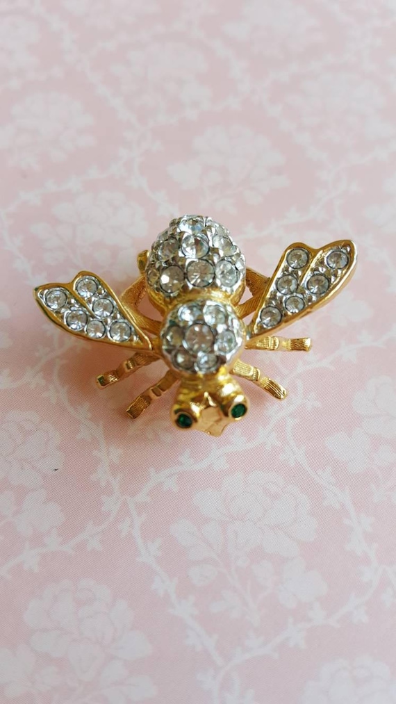 Joan Rivers bee pin