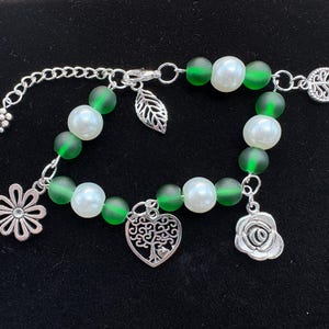 Tree of Life Green & White Bracelet – Nature-Inspired Beaded Jewelry – Leaf and Flower Charm Gift – Boho Forest Bracelet for Her