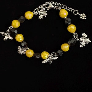 Yellow & Black Bee Charm Bracelet – Nature-Inspired Beaded Jewelry – Bumblebee Themed Gift for Her – Handmade Garden Insect Bracelet