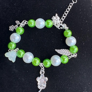 Green & White Flower Charm Bracelet – Handmade Beaded Floral Jewelry – Garden-Inspired Nature Gift for Her – Boho Botanical Bracelet