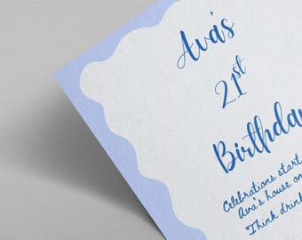 Może przedstawiać: Jasnoniebieska i biała karta zaproszenia urodzinowego. Tekst "Ava's 21st Birthday" jest napisany czcionką skryptową. Karta ma falistą niebieską obwódkę i zawiera szczegóły imprezy.