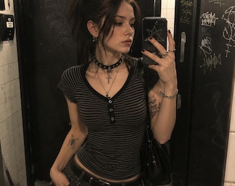 Camiseta de bebé a rayas estilo gótico Y2K, top Henley grunge, camisa gótica alternativa, ropa con estética emo, camiseta punk para chicas con estilo soft girl.