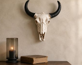Decoración de pared con calavera de toro falsa, calavera de vaca gótica con cuernos negros, adorno de pared estilo western, acento para el hogar de estilo cottagecore oscuro, decoración de rarezas