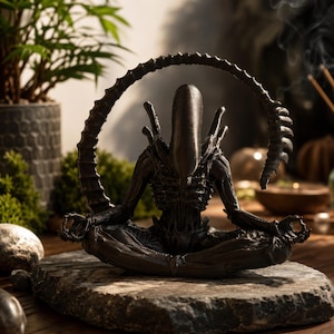 Alien meditationsstaty, Xenomorph Zen-dekor, Sci-Fi-samlarfigur, Gotisk skrivbordsdekor, Skräckmeditationsskulptur, Gåva för Alien-fans