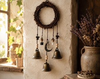 Campana colgante vintage para puerta, campanilla de viento rústica con forma de corona, decoración de puerta estilo cottagecore, amuleto de campana con luna de bruja, regalo de decoración bohemia para la entrada