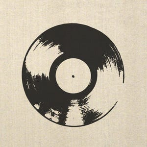Può includere: Un'illustrazione a inchiostro nero di un disco in vinile circolare con un'estetica a pennellate testurizzate. Il design mostra un'area centrale solida per l'etichetta circondata da solchi concentrici resi con densità variabile.