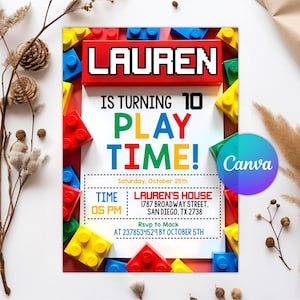 Może przedstawiać: Kolorowe zaproszenie urodzinowe z imieniem "LAUREN" w białych literach na czerwonym tle. Zaproszenie zawiera tekst "IS TURNING 10 PLAY TIME!" oraz szczegóły wydarzenia. Projekt zawiera klocki.