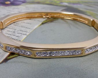 SWAROVSKI Swan Signed Rhinestone Hinged Bangle Bracelet    OCA31