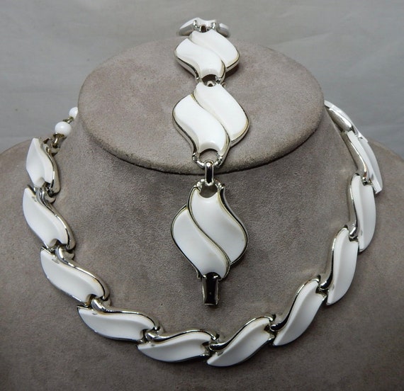 CORO Signed WHITE Thermoset Plastic Bracelet & Ch… - image 1