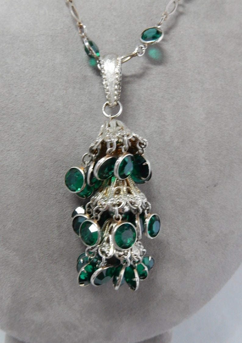 SCHIAIPARELLI Signed Green Crystal /& Silver Tassel Dangle Pendant Necklace PDN26