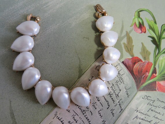 Vintage CROWN TRIFARI Signed Pearl Thermoset Cabo… - image 3