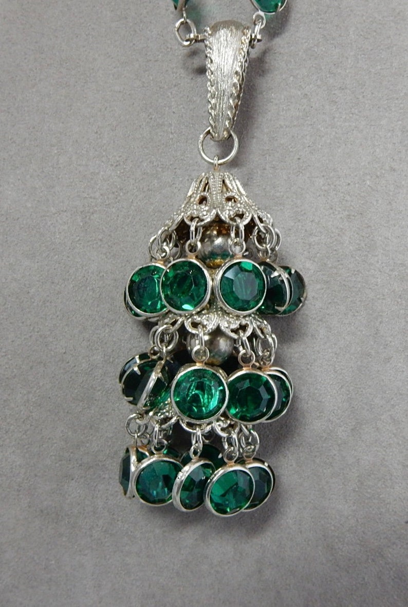 SCHIAIPARELLI Signed Green Crystal /& Silver Tassel Dangle Pendant Necklace PDN26