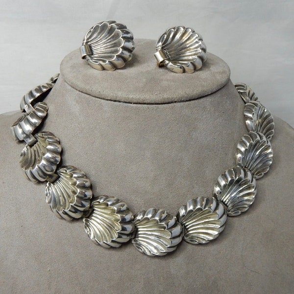NAPIER Signed Sterling Silver Chunky Scalloped Shell Necklace & Earrings Set    RA49