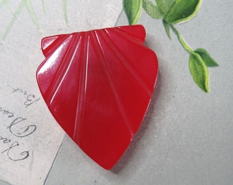 Robe vintage en bakélite rouge sculptée ou broche à clip en fourrure TCA43