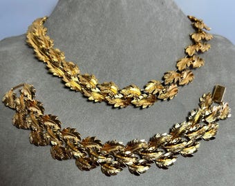 NAPIER Signed Gold Tone Linking Leaves Necklace and Bracelet Set    ZJ33