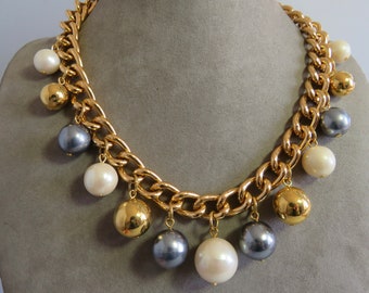 AVON Gold Chain & Pearl Dangle Necklace   UW20