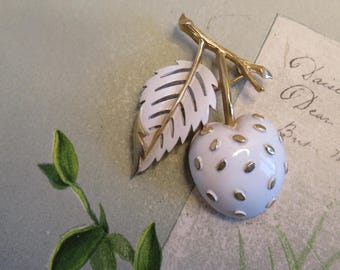 Vintage TRIFARI White Strawberry Fruit Brooch    SS19