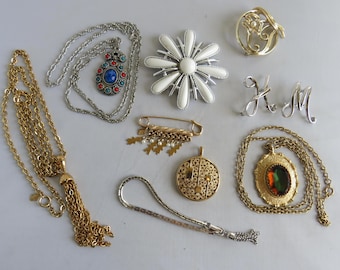 Destash Lot of 10 Vintage SARAH COVENTRY Pendants & Brooches.   ZG50