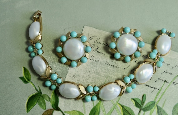 1950s CROWN TRIFARI Signed Gold Link Turquoise Bracelet