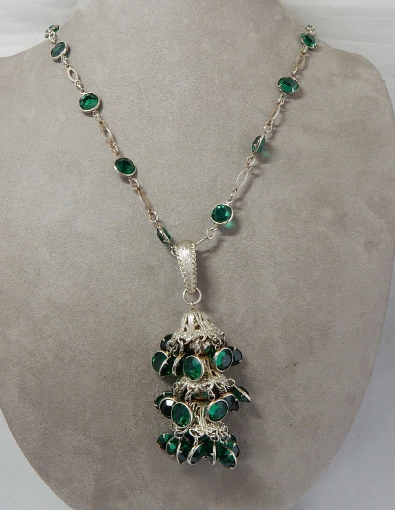 SCHIAIPARELLI Signed Green Crystal /& Silver Tassel Dangle Pendant Necklace PDN26