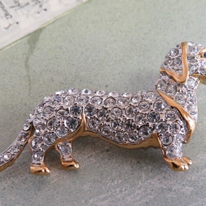 Miniature CAROLEE Gold & Rhinestone Covered Dachshund Dog Pin Brooch  UQ16