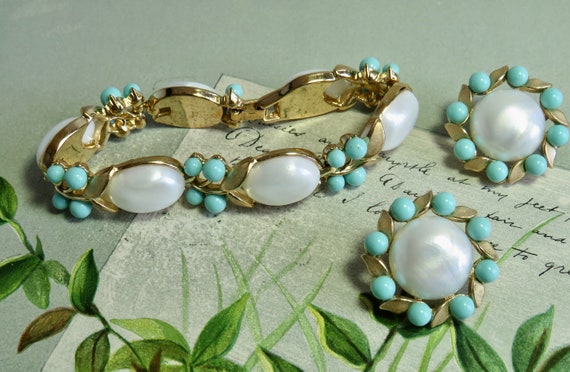 1950s CROWN TRIFARI Signed Gold Link Turquoise Bracelet