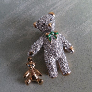 Miniature CAROLEE Gold & Rhinestone Covered Teddy Bear Brooch.   UQ15