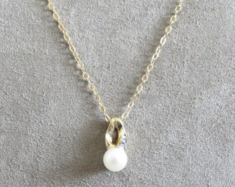 10k Fine Yellow Gold Pendant w/Genuine Pearl on 14k Gold Chain.   UAO44