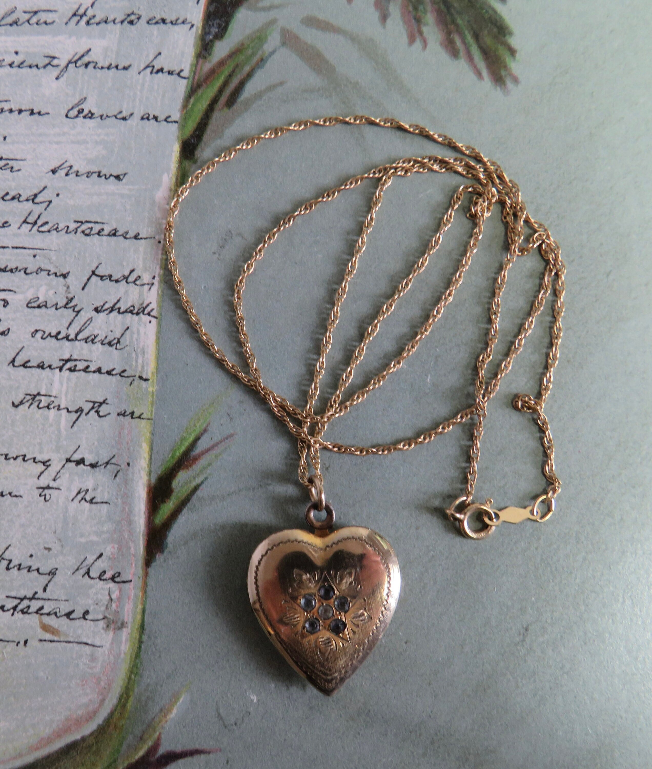 heart shaped locket - hollydayco