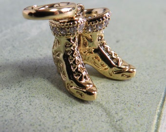 AVON 2021 MRS. ALBEE Gold Boots Charm  1st Avon Representative  Original Box.   UAC27