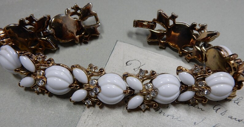 Crown TRIFARI Signed Gold /& White Melon Fruit Link Bracelet QD7