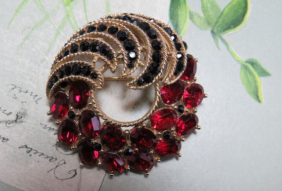 Vintage Crown TRIFARI Gold Swirl Brooch W/ Large Red