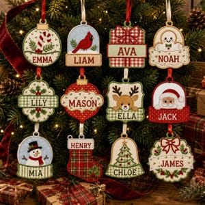 Puede incluir: Doce adornos navideños bordados con diversas formas y diseños, incluyendo un bastón de caramelo, un cardenal, un regalo, un muñeco de nieve, un reno, Santa Claus, un calcetín y un árbol. Cada adorno está personalizado con un nombre: Emma, Liam, Ava, Noah, Lily, Mason, Ella, Jack, Mia, Henry, Chloe y James.