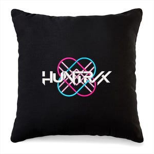 Puede incluir: Coj&iacute;n cuadrado negro con la palabra "HUNT RX" en blanco, con un dise&ntilde;o de s&iacute;mbolo de infinito rosa y azul. El coj&iacute;n es de color negro liso.