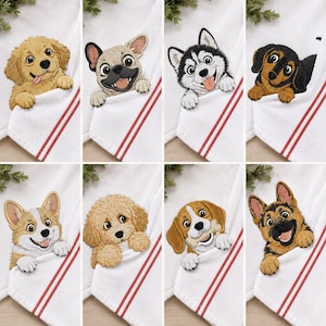 Può includere: Una collezione di otto strofinacci bianchi, ognuno con una diversa razza di cane ricamata che spunta da una tasca. I cani includono un golden retriever, un bulldog francese, un husky, un bassotto, un corgi, un barboncino, un beagle e un pastore tedesco.