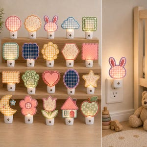 Op de afbeelding: Een collectie van twintig insteek-nachtlampjes in diverse vormen, waaronder cirkels, vierkanten, sterren, harten, bloemen, een huisje, een appel en een konijn, allemaal versierd met kleurrijke gingham-, bloemen- en effen stoffen.