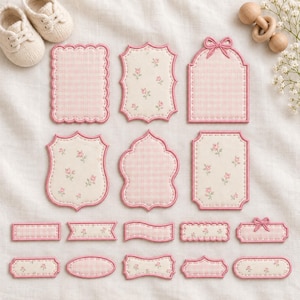 Puede incluir: Una colección de etiquetas de tela en varias formas, con patrones de cuadros vichy en rosa y blanco o tela color crema con pequeños estampados florales rosas. Cada pieza tiene un borde cosido en rosa y algunas incluyen lazos de tela.