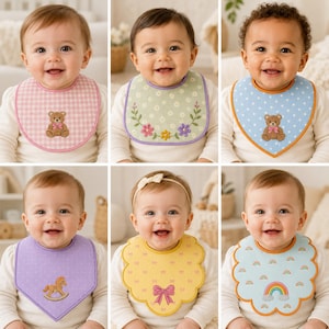 Puede incluir: Una colección de seis baberos para bebé con varios diseños, incluyendo un babero de cuadros rosas con un osito de peluche, un babero floral verde, un babero azul de estrellas con un osito, un babero morado de lunares con un caballito balancín, un babero amarillo con lazos y un babero de arcoíris.