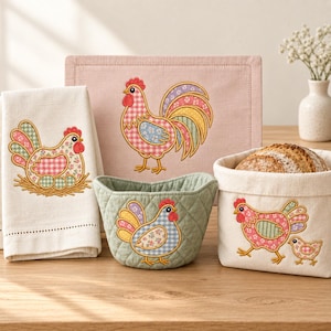 Può includere: Un set di tessili da cucina con motivi ricamati di galli e galline in tonalità pastello rosa, blu e giallo con motivi a quadretti e floreali. Il set include un tappetino rettangolare rosa, un asciugamano bianco, una ciotola verde trapuntata.