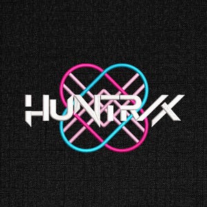 Puede incluir: Dise&ntilde;o de logotipo bordado con la palabra "HUNGRX" en blanco, sobre un fondo negro texturizado. El logotipo presenta un dise&ntilde;o estilizado en forma de coraz&oacute;n en rosa y azul, con l&iacute;neas que se cruzan.