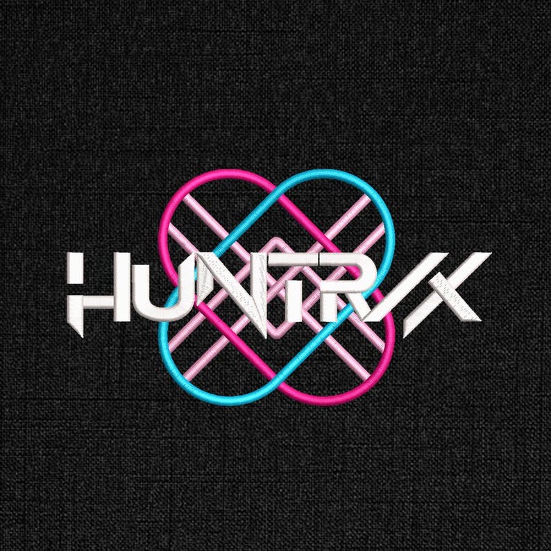 Puede incluir: Dise&ntilde;o de logotipo bordado con la palabra "HUNGRX" en blanco, sobre un fondo negro texturizado. El logotipo presenta un dise&ntilde;o estilizado en forma de coraz&oacute;n en rosa y azul, con l&iacute;neas que se cruzan.